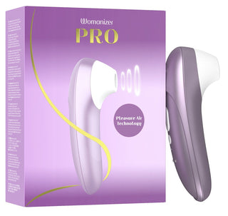 Lila Womanizer Pro klitorisstimulator med guldfärgade detaljer, med en smidig ergonomisk design och matchande förpackning.
