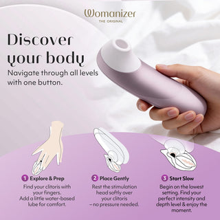 Womanizer Pro klitorisstimulator, vit med accenter i roséguld, tillverkad av slät plast med ergonomiskt böjd design.