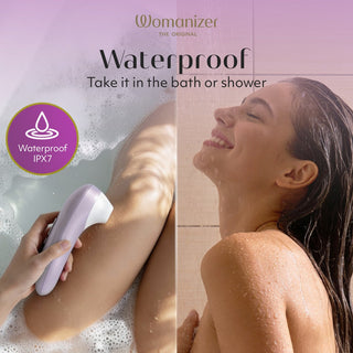 Vattentät Womanizer Pro klitorisstimulator, ergonomisk design, slätt material, visas i badmiljö.