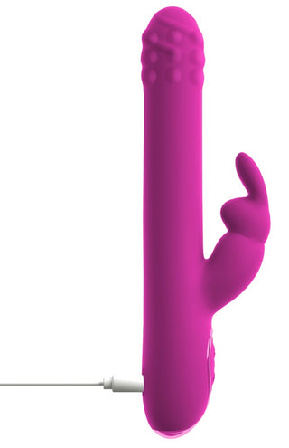Magenta kaninvibrator med roterande kulor, strukturerad spets, sidostimulator och laddningskabel.