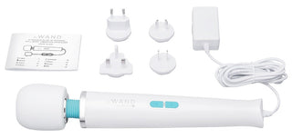 Vit Le Wand Classique Plug-In stavmassageapparat med silikonhuvud, plasthandtag och kontaktadaptrar mot vit bakgrund.