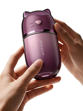 Lila, kattformad klitorisstimulator av märket Svakom Klitty med en rosa nos och kattöron.