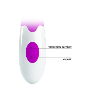 Närbild av PrettyLove Alvis Dual Vibrator, en vit och lila enhet med märkta vibrations- och på / av-knappar på sidan, med en klitorisarm för ökad stimulering.