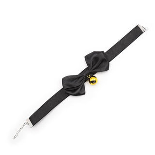 BDSM-halsbandet Black Bow har ett svart band med rosett och guldklocka samt ett justerbart spänne.
