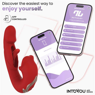 Intoyou Mouty Appstyrd Rabbitvibrator i rött, visas tillsammans med två smartphones med ActiveJoy-appens kontrollgränssnitt på en vit bakgrund.
