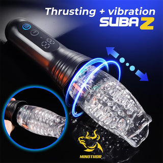 Subaz Masturbator 360° Rotation är en transparent, texturerad vuxenleksak med digitala kontroller, med 360° rotation, intensiv vibration, stötlägen och avancerade vibrationsfunktioner.