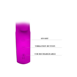 PrettyLove Webb Rabbitvibrator har ett lila handtag, märkta ON/OFF och VIBRATION BUTTONS, en USB-laddningsbar port och är utformad för både G-punktsstimulans och klitorisstimulans.