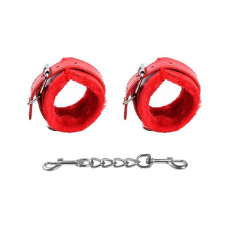 Två röda fluffiga handbojor med spännen, sammanlänkade av en metallkedja med klämmor i varje ände, är de idealiska komponenterna för IntoYou 10-Delar Bondage Kit för BDSM-utövare.