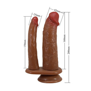 Dubbeländad dildo i brun, mjuk silikon med sugpropp och synliga måttmarkeringar.