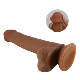 En verklighetstrogen, köttfärgad silikondildo med glidande hud och sugkoppsbas; insatsen visar den flexibla spetsen.