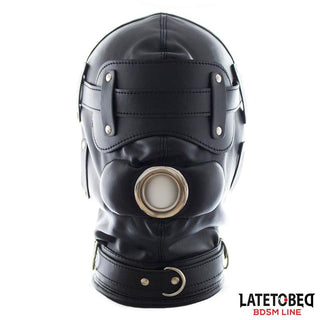 Total Lockdown BDSM Mask är en svart lädermask med remmar, metalldetaljer och ett andningshål, som ger en elegant sensorisk begränsning och visas framifrån.