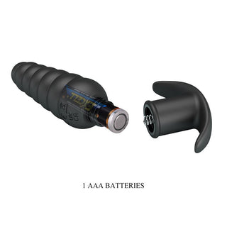 Analplugg i svart silikon med räfflad design, avtagbart lock och drivs med ett AAA-batteri.