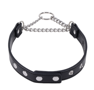 Svart läderhalsband med silverfärgade nitar och en metallkedja.