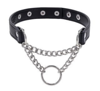 Svart läderhalsband med silverfärgade tryckknappar, två rader kedjor i curb-stil och en O-ring.