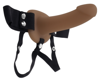 Hollow Strap-On Dildo 16 cm, med ett brunt ihåligt skaft, svarta justerbara remmar och silverfärgade knapplås, visas på en vit bakgrund.