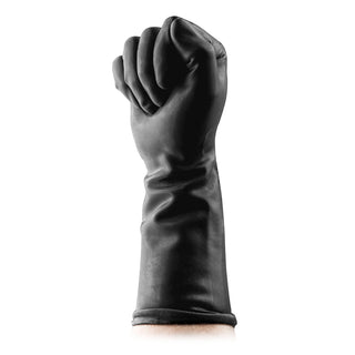 En höjd knytnäve i en extra stark svart latexhandske, som BUTTR Fisthandskar i Latex, sticker ut mot en vit bakgrund.
