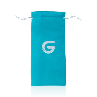 Blågrön dragsko med en vit stiliserad G-logotyp, perfekt för att diskret förvara ditt Gildo Klar Glasplugg-tillbehör.