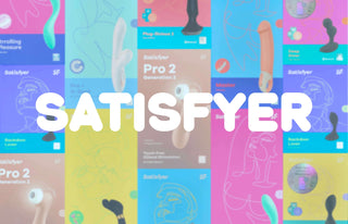 Satisfyer logotyp i vitt centrerad på en bakgrund med Satisfyer-produkter i olika färger, inklusive Pro 2 Generation 2, Master, Plug-ilicious 2 och Deep Diver