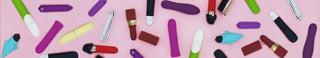Brett urval av bulletvibratorer i olika färger och designer på rosa bakgrund, idealisk banner för bulletvibrator-kategori på dator.