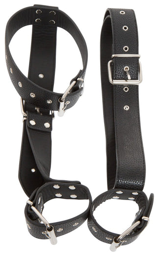 Nack- och handskydden har två svarta läderremmar med silverspännen och nitar, designade för ett bondage-set, isolerade på en vit bakgrund.