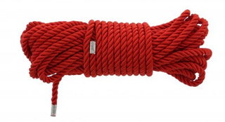 Blaze Deluxe Bondage Rep 10 M är ett lindat rött rep med metalländar, som påminner om traditionella shibari-tekniker, snyggt insvept i en bunt.