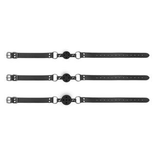 Gagball Set 3-Pack innehåller tre justerbara svarta läderremmar med cirkulära spännen och ventilationshål, anordnade parallellt med varandra.