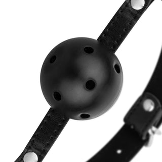 Ballgag med Nipple Clamps Svart, med ventilationshål och en justerbar rem med silvernitar, är perfekt för Maktspel-entusiaster.