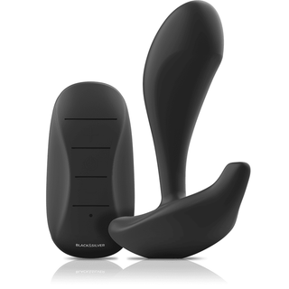 Black&Silver Dwane Buttplug är en svart fjärrstyrd personlig massageapparat, tillverkad av kroppsäker silikon, med en elegant, ergonomisk design på en vit bakgrund.