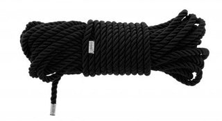 Blaze Deluxe 10 m Bondage Rope, perfekt för shibari-entusiaster, med metalländar och lindade på en vit bakgrund.