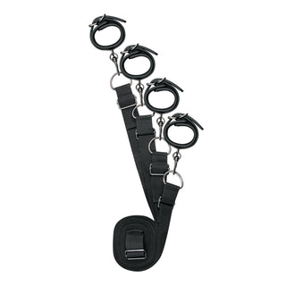 Bondage-setet till sängen är en elegant ensemble med justerbara svarta remmar och invecklade spännen, tillverkade av konstläder bojor, allt elegant utställt mot en vit bakgrund.