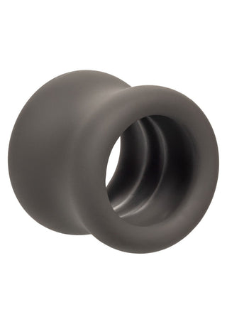 Alpha Scrotum Ring är en svart tunnelformad öronpropp gjord av flytande silikon med släta kanter.