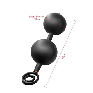 Svart uppblåsbar analplugg med skaft och ring, ca 17 cm lång och 10 cm bred, tillverkad av slätt material.