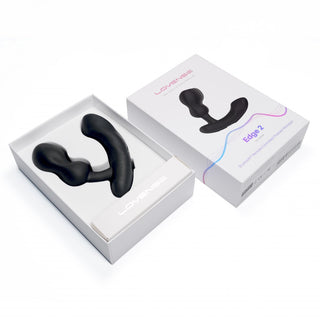 Den eleganta Lovense Edge 2 Prostata Vibrator, visad i öppen förpackning med en stängd låda bredvid, erbjuder en avancerad upplevelse och kan enkelt styras via Lovense-appen.