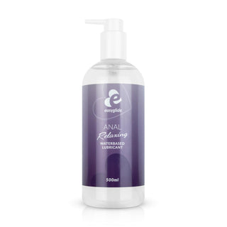 500 ml Anal Avslappnade Glidmedel - Easyglide har en lila etikett och pumpdispenser för ökad komfort. Den är latexkondomvänlig och garanterar säkra och trevliga intima stunder.
