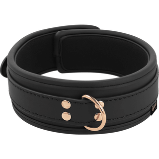 The Coquette Fantasy - Halsband Med Koppel i svart läder, med gulddubbar och en liten D-ring, kompletterar elegant alla chokerkollektioner.