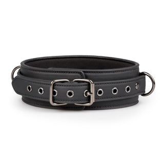 En elegant svart "Halsband med fot- och handbojor" kombinerar ett metallspänne, D-ringar och justerbara öljetter för en perfekt passform.