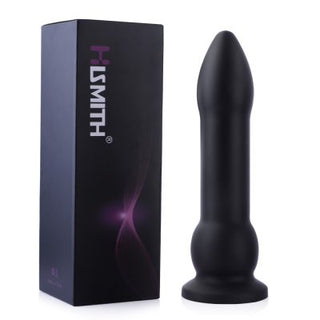 Bredvid en elegant svart låda märkt Hismith står Hismith 10-tums dildo, ett svart, slätt, cylindriskt föremål tillverkat av premium silikon med en utsvängd bas.