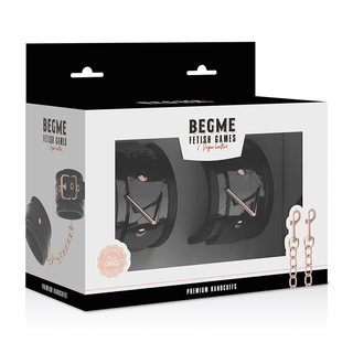 Förpackningen för BegMe Premium Handbojor erbjuder en utsökt bondageupplevelse med svart veganskt läder och roséguldmetalldetaljer. Dessa justerbara handbojor lovar både elegans och komfort i varje möte.