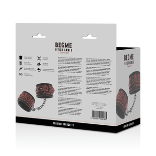 BegMe Red Premium Handbojor"-förpackningen visar elegant veganska läderhandbojor för bondage-lekar, med ett rött och svart mönster och förbundna med en kedja. På baksidan finns produktdetaljer och funktioner på flera språk.