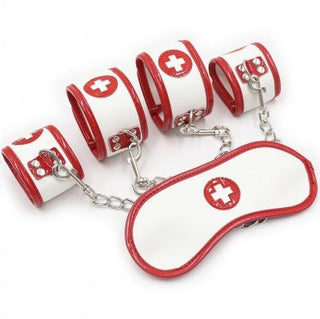 Ohmama 3-delade Nurse Bondage Set har en vit och röd läderdesign med ett schweiziskt kors. Perfekt för fetischlek, den innehåller fyra kedjade manschetter och en matchande ögonbindel, perfekt för äventyrliga rollspel.