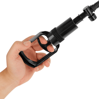 Mot en vit bakgrund håller en hand ett svart sprutmunstycke i plast som återspeglar designen på Unisex Nipple Sucker.