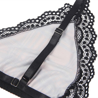 En närbild av Subblime Sexy Schoolgirl Outfits svarta spets har invecklade mönster på en triangelformad kupa, kompletterat med justerbara svarta remmar som ger en elegant touch till det skira tyget med sensuella spetsdetaljer.