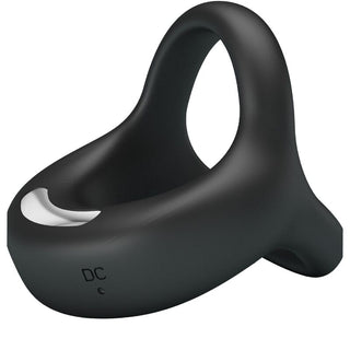 Pretty Love Elliott Vibratorring är en svart silikonring med slät yta, diskret försedd med en liten DC-etikett. Denna uppladdningsbara sexleksak fungerar också som en vibrationsring för ökad njutning.