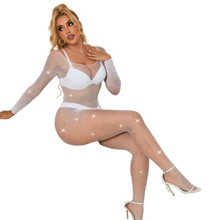 Vit fisknätsbodystocking med diamantdetaljer, buren över matchande vit behå, trosor och klackar på ett enfärgat vitt underlag.