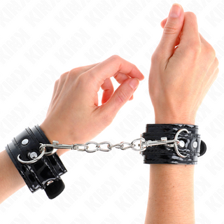 Svarta KINK Blanka handbojor sammankopplade med en metallkedja, tillverkade av syntetmaterial med justerbara remmar.