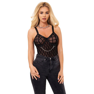 Bodysuit i svart spets med kedjor och strumpeband, kombinerad med svarta jeans, mot en vit bakgrund.