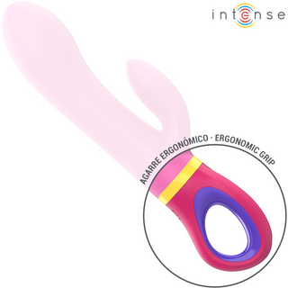Intense Daphne Rabbitvibrator Rosa är en rosa dubbelverkande vibrator med ergonomiskt grepp, tillverkad av kroppssäker silikon och märkt på spanska och engelska, visad på en vit bakgrund.