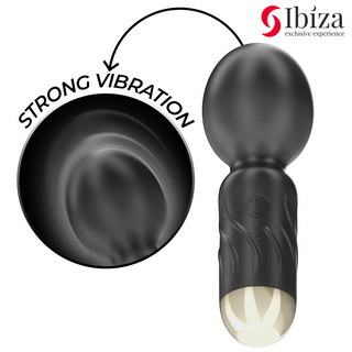 Ibiza Pocket Wand Vibrator, med en stark vibration och Ibiza-logotypen längst upp till höger, är en kompakt svart massagestav som ger kraftfulla känslor för ultimat avkoppling.