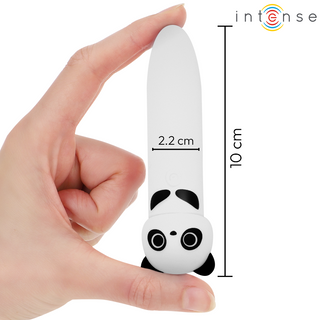 En hand håller i INTENSE POH Panda Bullet, en vit, vattentät vibrator med pandaansikte, tillverkad av medicinsk silikon. Den mäter 10 cm i längd och 2,2 cm i bredd; Intense-logotypen visas ovanför.