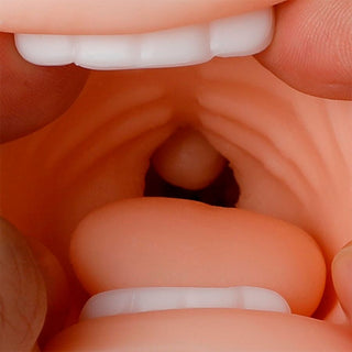 Närbild av XISE Suctroker Munmasturbator, med detaljerade tänder, läppar och muninredning, utformad med sugfunktion och kraftfulla vibrationer för en förbättrad upplevelse.
